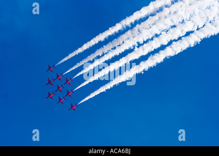 Kunstflug Dsiplay aus den roten Pfeilen der RAF UK Flying Hawk 100-Flugzeuge Stockfoto