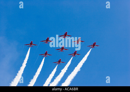 Kunstflug Dsiplay aus den roten Pfeilen der RAF UK Flying Hawk 100-Flugzeuge Stockfoto