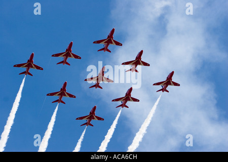 Kunstflug Dsiplay aus den roten Pfeilen der RAF UK Flying Hawk 100-Flugzeuge Stockfoto