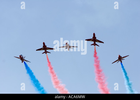 Kunstflug Dsiplay aus den roten Pfeilen der RAF UK Flying Hawk 100-Flugzeuge Stockfoto