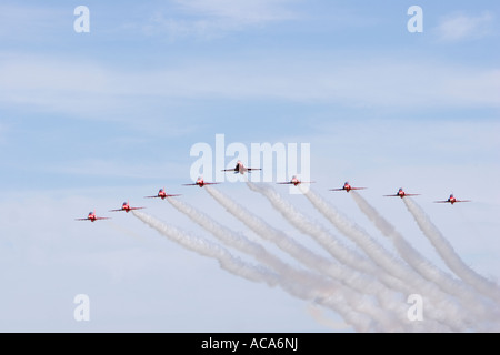 Kunstflug Dsiplay aus den roten Pfeilen der RAF UK Flying Hawk 100-Flugzeuge Stockfoto