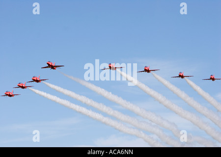 Kunstflug Dsiplay aus den roten Pfeilen der RAF UK Flying Hawk 100-Flugzeuge Stockfoto