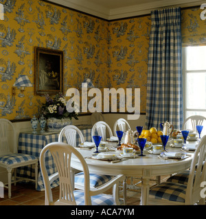 Stühle in weiß und blau Check Set runder Tisch in stark gepolstert dekorierten Speisesaal Stockfoto