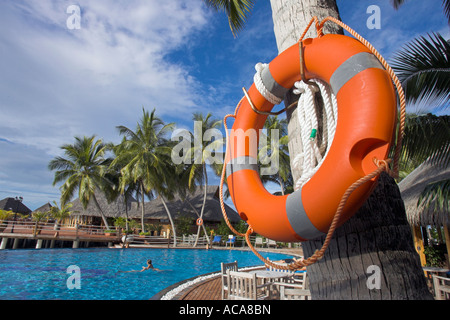 Rettungsring in einem Schwimmbad im Vilureef Resort, Malediven Stockfoto