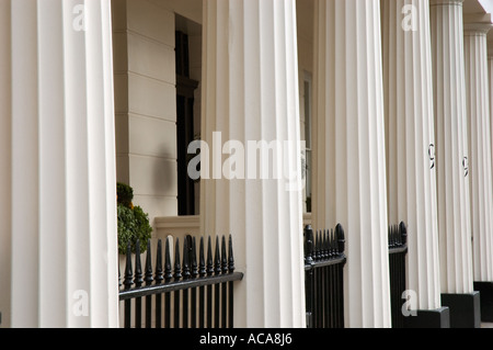 Stein-Säulen außerhalb der Häuser in Eaton Square Belgravia Westminster London UK Stockfoto