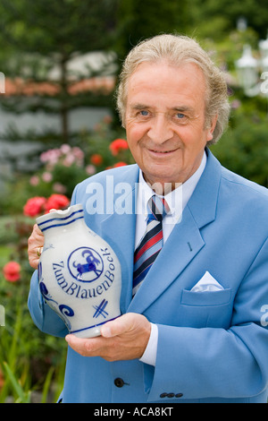 Guenter Wewel (deutsche Kammersaenger, Bassist und Moderator) in seinem Garten in Arnsberg, Nordrhein-Westfalen, Deutschland Stockfoto