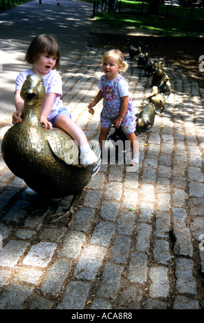 "Weg zu machen, für Ducklings'group von Bronzestatuen in Boston USA einen magischen Spielplatz für kleine Kinder macht Stockfoto