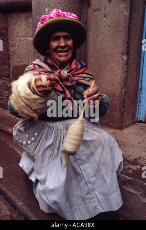 Spinnen von Garn - Pisac, Urubamba-Tal, PERU Stockfoto