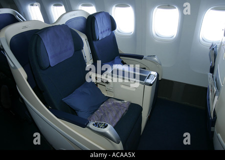 Gold Club Class (Businessclass) innerhalb einer Boeing 777-200. Stockfoto