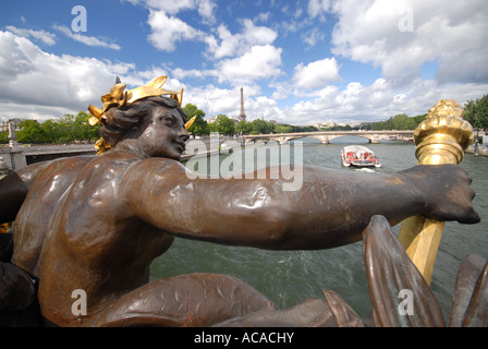 PARIS, FRANKREICH. Ein Blick über den Fluss von der Pont Alexandre III. 2007. Stockfoto