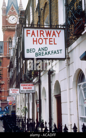 Zeichen für günstige Hotels in der Nähe von Kings Cross Station in London Stockfoto