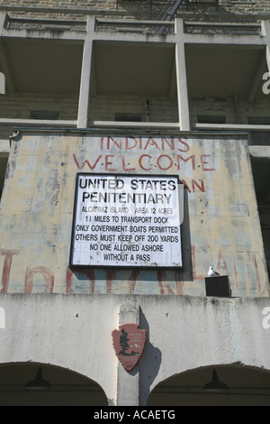 Schilder an den ehemaligen amerikanischen Strafanstalt auf Alcatraz, San Francisco, Kalifornien, USA Stockfoto