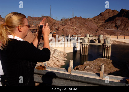 Hoover Dam Wasser Einlass Türme Kolorado Fluß Grenze zwischen Nevada und Arizona Staaten USA, Touristen mit dem Fotografieren Stockfoto