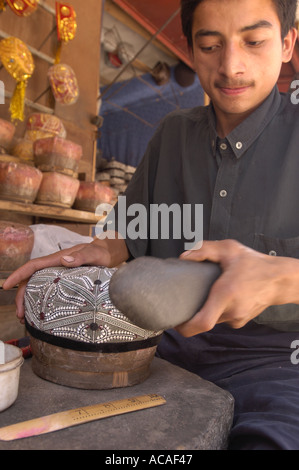 Ein Mann, das islamische Hüte in Kashgar Xinjiang China auf der Seidenstrasse Stockfoto