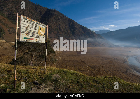 Informationen Pannel auf Black necked Kraniche Grus Nigricollis ein Blick in die Shangti Tal Arunachal Pradesh, Indien Stockfoto