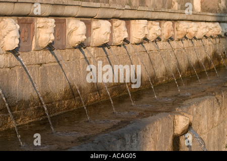 Brunnen der 99 Ausgießer. L ' Aquila, Abruzzen, Italien Stockfoto