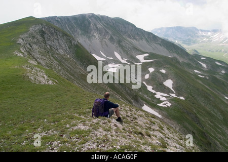 Wanderer auf den Berg. Nationalpark Gran Sasso, Abruzzen, Italien Stockfoto