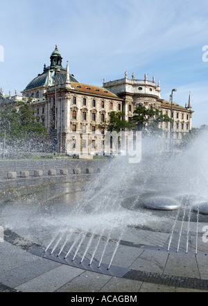 Fontain am Halbrundbogen/Stachus mit Justizpalast, München, Upper Bavaria, Bayern, Deutschland Stockfoto