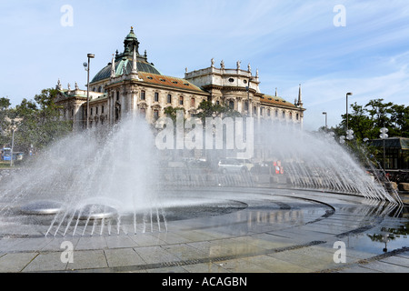 Fontain am Halbrundbogen/Stachus mit Justizpalast, München, Upper Bavaria, Bayern, Deutschland Stockfoto