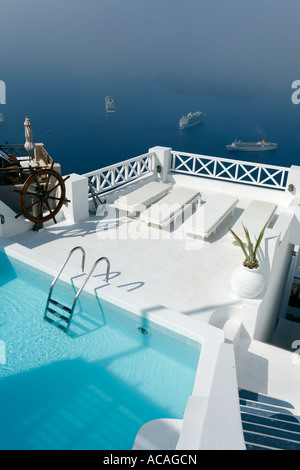 Blick von der Terrasse des Hotels mit Schwimmbad an der Caldera, Imerovigli, Santorin, Ägäis, Griechenland Stockfoto