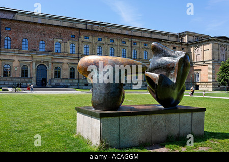 Skulptur von Henry Moore vor der alten Pinakothek, München, Bayern, Deutschland Stockfoto