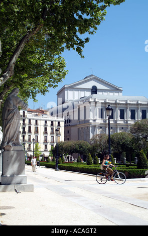 Oper von Madrid. Teatro Real auf der Plaza de Oriente mit Statue von Felipe IV. Madrid Spanien Europa EU Stockfoto