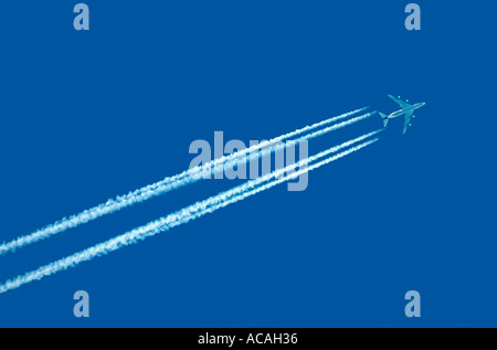 Boeing 747 Jumbo jet Kondensstreifen Dampf Trail Höhenlage Luft Bahnen Airways blauen Himmel Stockfoto