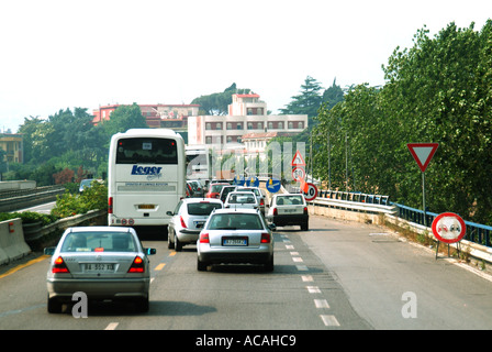 Autofahrer, die sich nähernden Straße Lane Verschlüsse auf italienischen Mautstraße Richtung Naples arbeitet umfasst Trainer mit UK-Kennzeichen Stockfoto