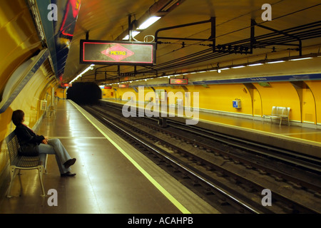 U-Bahn-Bahnsteig. Zentrum von Madrid Spanien Europa EU Stockfoto