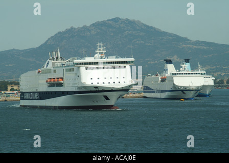 Olbia Sardinien Port Grimaldi Lines La Suprema Fähre Abfahrt mit zwei anderen Fähren an Liegeplätzen Stockfoto