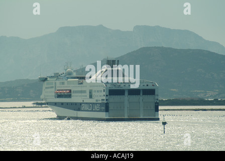 Olbia Sardinien Grimaldi Lines La Suprema Fährhafen in Richtung offenes Meer Piloten starten neben Stockfoto