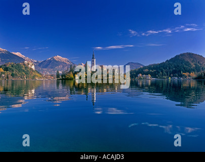 Bleder See Insel und Kirche am Bleder See in klarem Perfekte Herbstfarbe mit den Julischen Alpen hinter dem Bleder See Slowenien Stockfoto