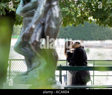 Ein junger Mann und Frau küssen im Jardin des Tuileries einen Park in Paris Frankreich Stockfoto