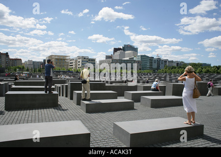 Besucher auf das Holocaust-Mahnmal in Berlin, Deutschland, Europa Stockfoto
