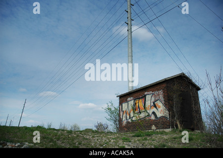 Gebäude in Graffiti gegen strahlend blauem Himmel bedeckt Stockfoto