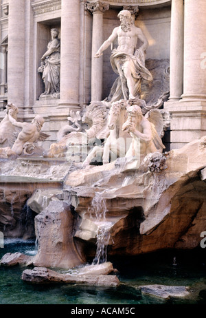 Trevi-Brunnen Statuen und Wasserfälle Rom Italien Stockfoto