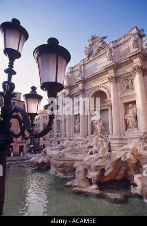 Trevibrunnen Rom mit Statuen und Wasserfällen mit traditionellen Laternen im Vordergrund bei Sonnenuntergang Rom Italien Portrait Vertical Sunset Ian Shaw Stockfoto