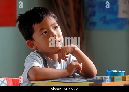 Infant School Boy Studien aufmerksam im kindergarten Stockfoto