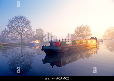 River Wey Nebel Herbst Schmalboot Urlaub Barge verlassen Papercourt Lock stromaufwärts auf einem nebeligen noch Herbst Sonnenaufgang River Wey Surrey England UK Stockfoto