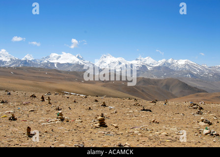 Karge weite Hochebene mit Cairns Eis Berge Lapchi Bande (7282 m) Thong La pass (5153 m) Tibet China Stockfoto