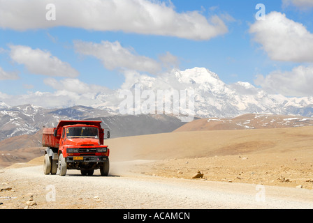 LKW auf kargen weiten Hochebene mit Eis Peak Shisha Pangma (8013 m) Thong La pass (5153 m) Tibet China Stockfoto