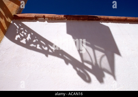 Spanisch konzeptionelle Urlaub traditionelle Sonne mit Schatten auf schönfärberei Wand der traditionellen spanischen Laterne die Altstadt von Marbella Cost del Sol Spanien cast Stockfoto