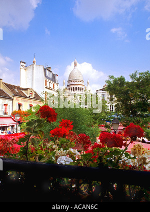 Place du Tertre mit Sacre Coeur im Hintergrund mit dem Frühling Blumen Paris Frankreich Stockfoto