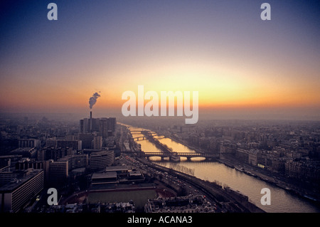 Blick vom Eiffelturm in Paris und die Seine bei Sonnenuntergang Paris Frankreich Stockfoto