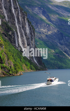 Motoryacht vor Wasserfall: die sieben Schwestern, Hellesylt, Geiranger Fjord, mehr Og Romsdal, Norwegen Stockfoto