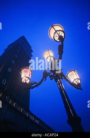 Bekannte traditionelle Straßenlaternen gegen den Turm auf der Piazza San Marco Venice Italy Stockfoto