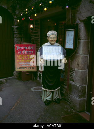 Modell einer alten Dame in der traditionellen bretonischen Kleid außerhalb eines Cafe, Morbihan, Bretagne (Bretagne), Frankreich. Stockfoto