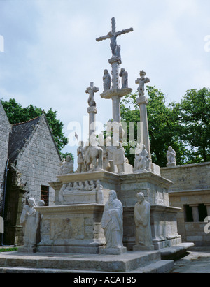 16. Jahrhundert die geschnitzte Calvaire (Kalvarienberg) in der Pfarranlage in Guéhenno, Morbihan, Bretagne (Bretagne), Frankreich. Stockfoto