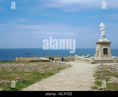 Notre Dame des Naufragés, Pointe du Raz mit der Ile de Sein in der Ferne, Bretagne (Bretagne), Frankreich. Stockfoto