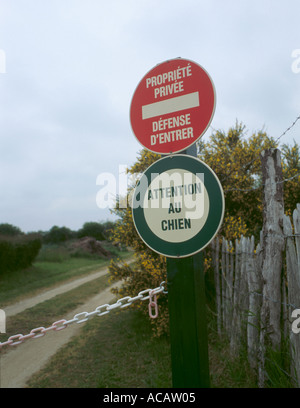 Propriété Privée, Défense d'Entrer und Aufmerksamkeit au Chien Zeichen, Bretagne (Bretagne), Frankreich Stockfoto